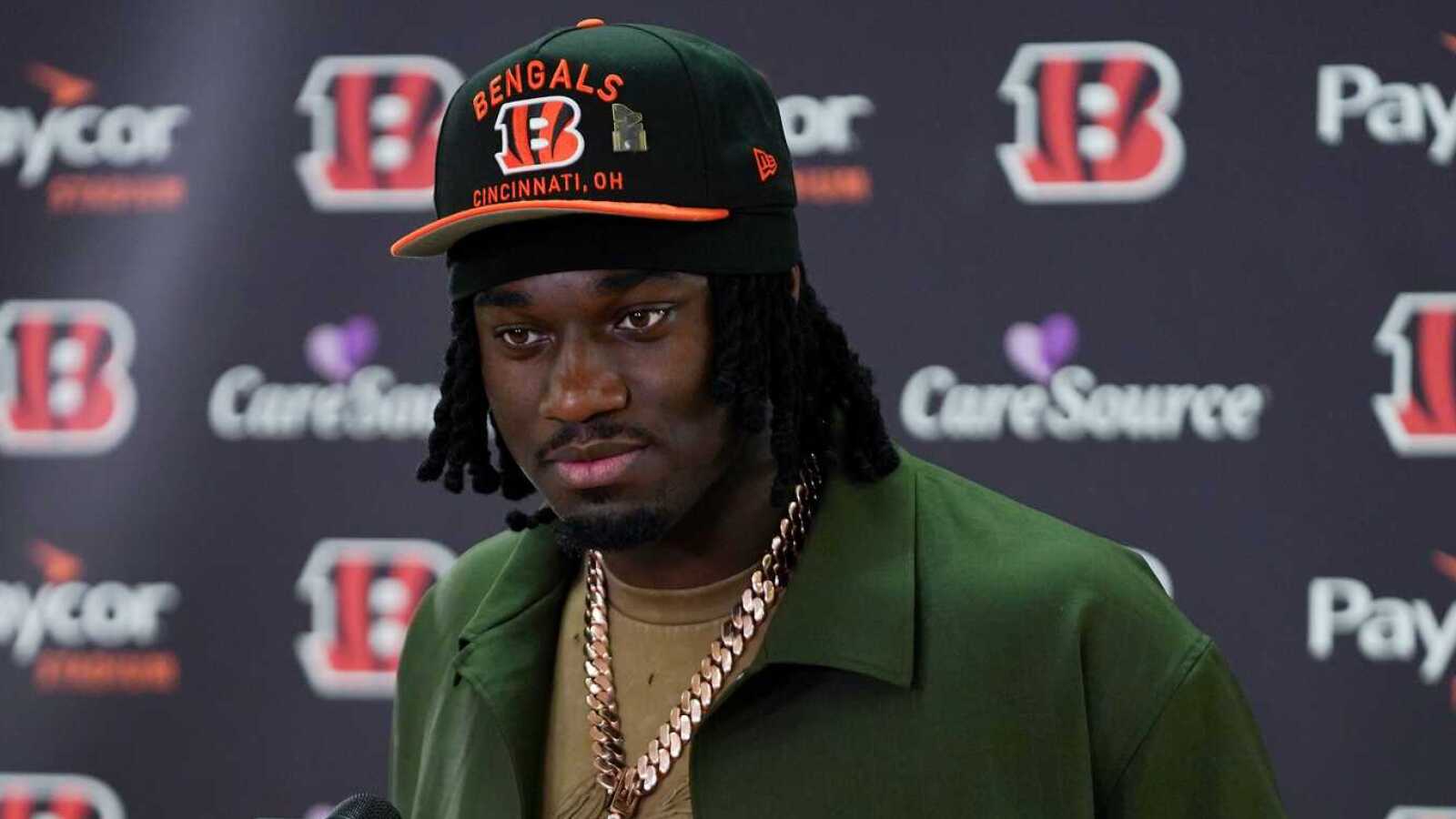 https://www.yardbarker.com/media/9/3/9379b7e2c859ccc75750346e346c8e17982397aa/thumb_16x9/shemar-stewart-stands-alone-as-nfls-last-unsigned.jpg?v=1