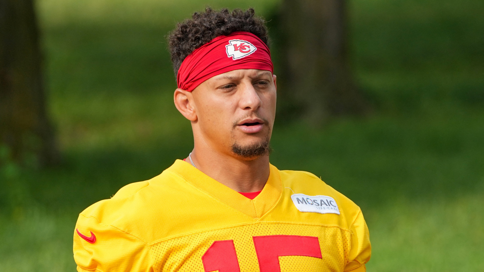 https://www.yardbarker.com/media/9/4/94084bfcc9ab0b4764ce85196d660c1a7d0cf694/thumb_16x9/chiefs-big-patrick-mahomes-adjustment-training.jpg?v=2