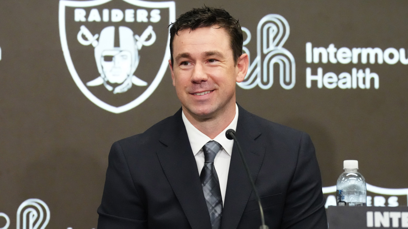 https://www.yardbarker.com/media/9/4/940b06544285fbd670a4a2842eb633ce0416e0ca/thumb_16x9/raiders-klint-kubiak-gives-hint-big-fernando.jpg?v=1
