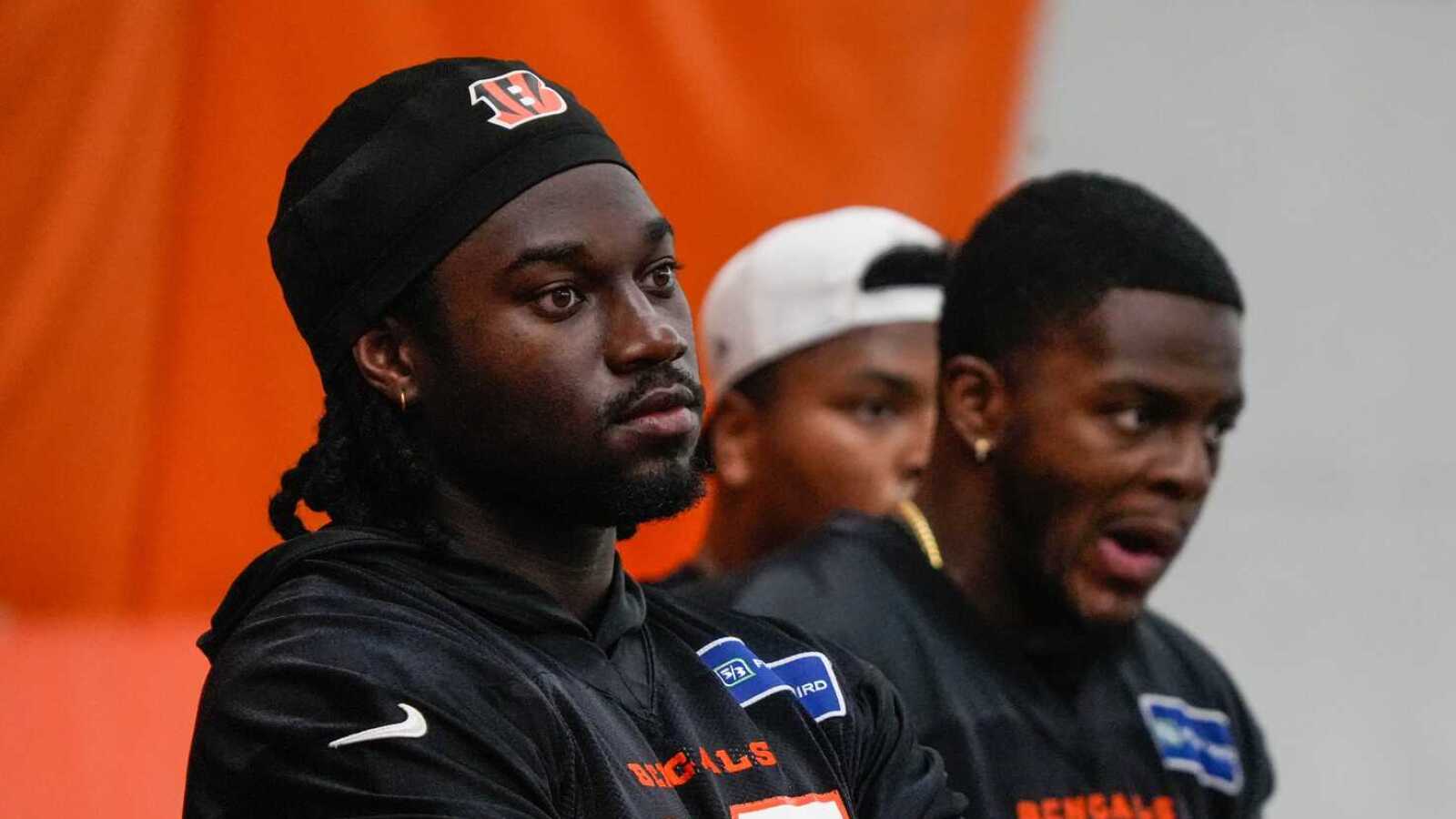https://www.yardbarker.com/media/9/4/94813e69c60a7ca8d3e415ebfe8eebd8f3faddf5/thumb_16x9/rookie-shemar-stewart-attends-bengals-minicamp.jpg?v=1