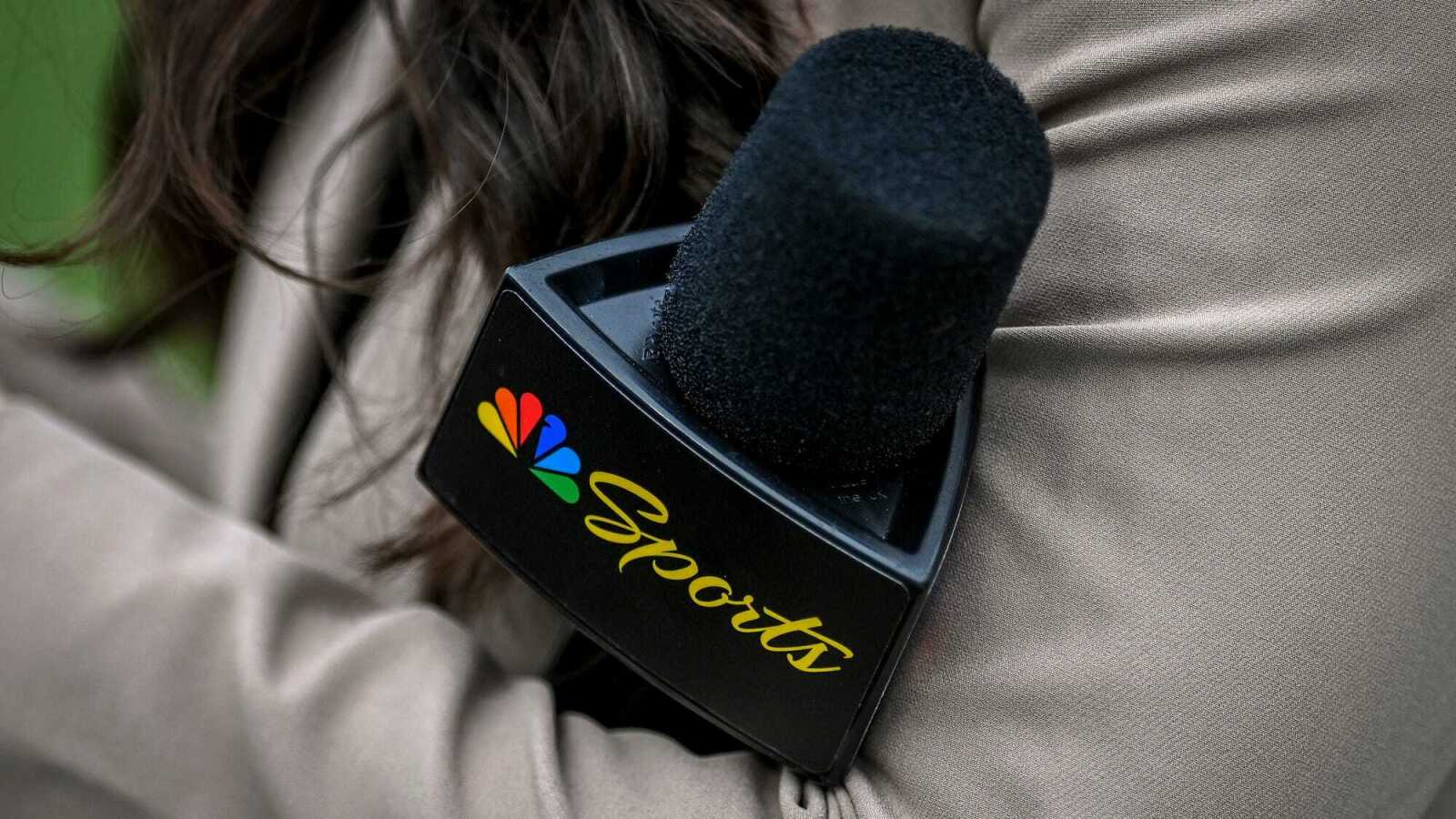 https://www.yardbarker.com/media/9/4/9485b6cb395047927bee873c14e04a4eb08cfce4/thumb_16x9/peacock-sideline-reporter-holds-microphone-nbc.jpg?v=1