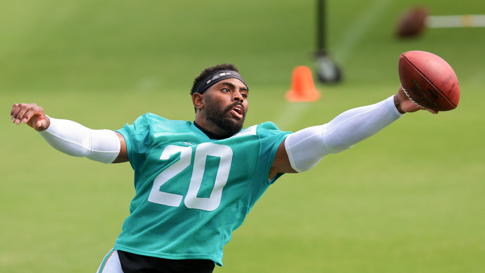 Jordyn Brooks Embraces Underdog Mentality for Dolphins' Rebuild