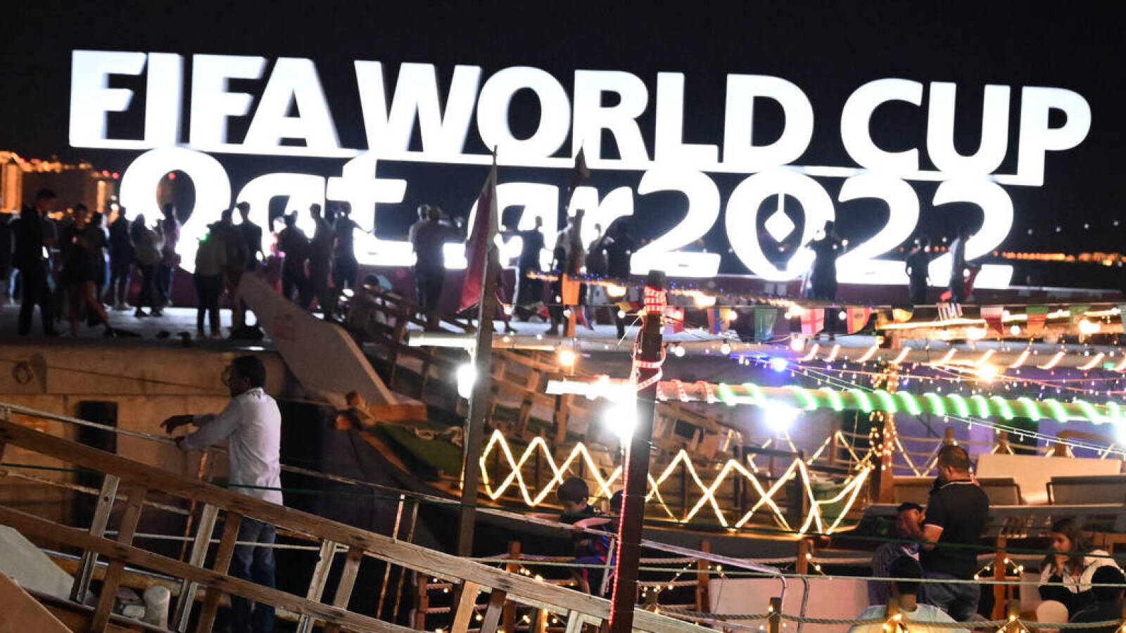 Journalist at World Cup threatened in the middle of live report ...