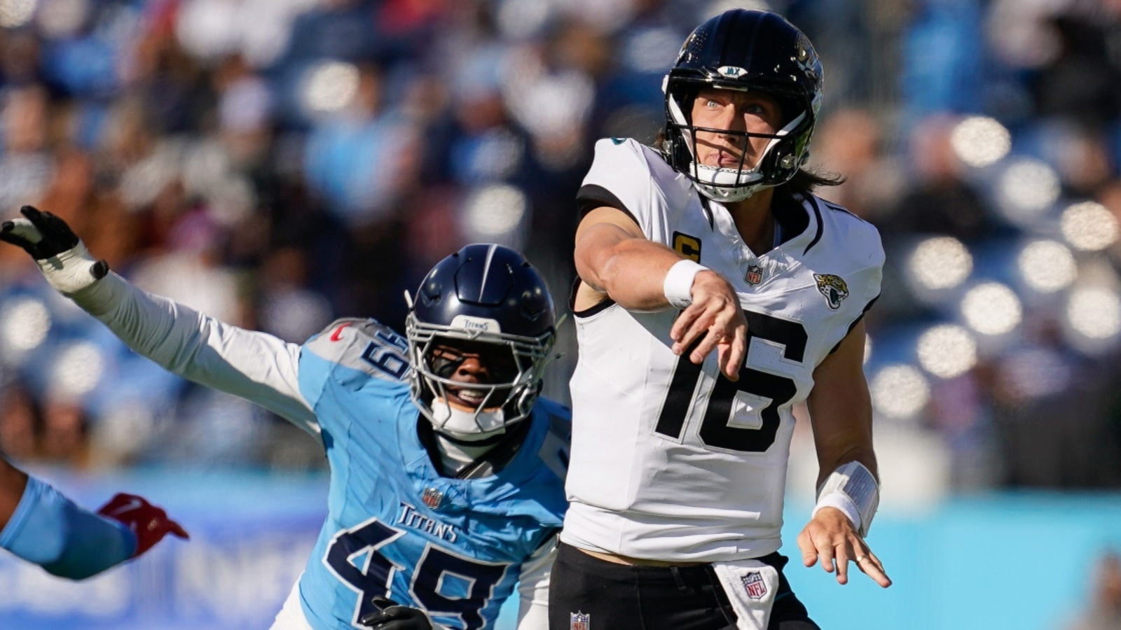 Fight breaks out on Jaguars sideline after late hit on Trevor Lawrence