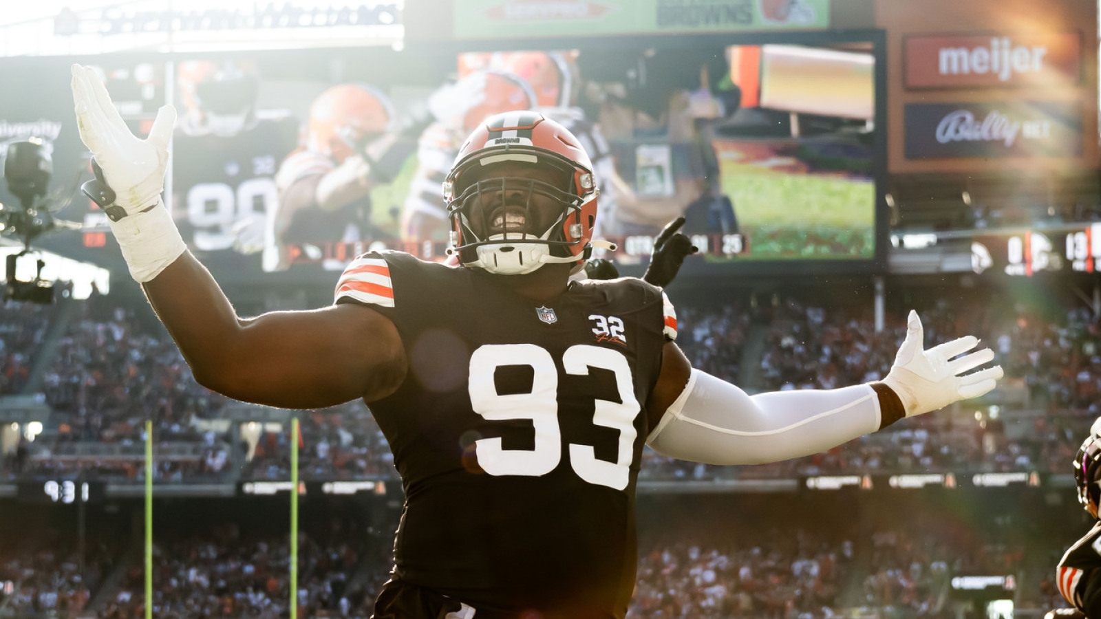 https://www.yardbarker.com/media/9/5/9565fd9635f3b8197d4df2c60b8a20e5ec881b03/thumb_16x9/browns-veteran-message-nfl-over-disrespectful-move.jpg?v=1