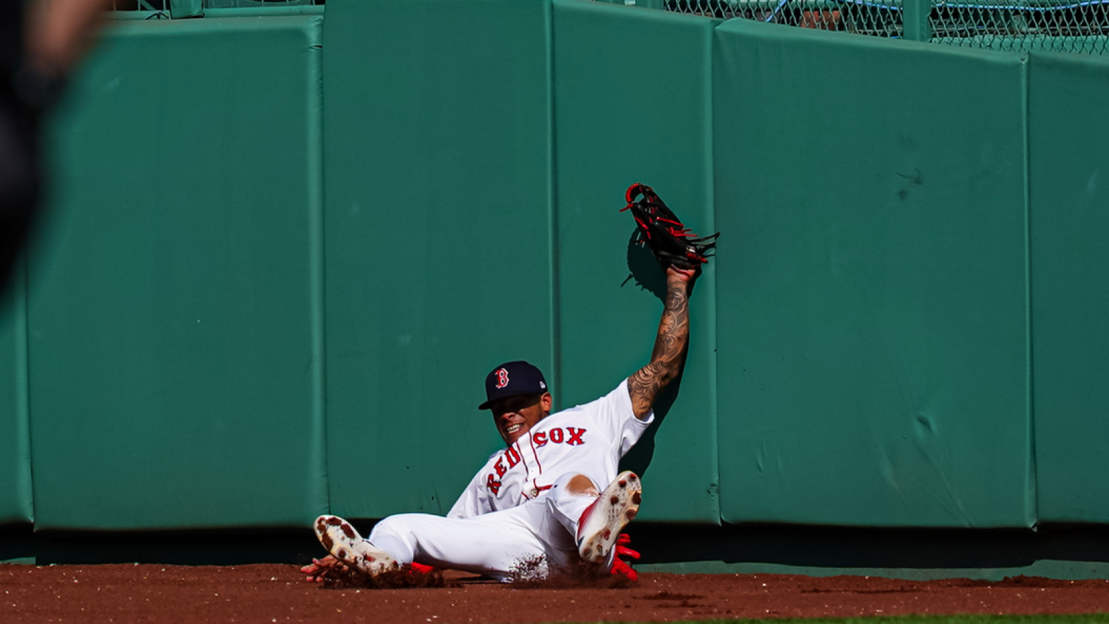 https://www.yardbarker.com/media/9/5/95ec68391479a7dff9b2527766c670fb70d2d921/thumb_16x9/watch-red-sox-makes-willie-mays-esque-catch.jpg?v=1