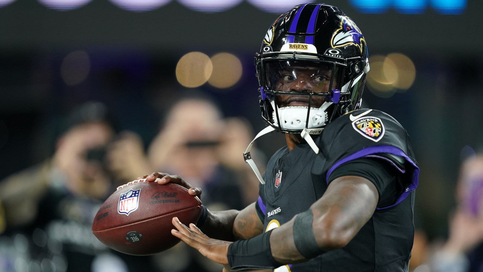https://www.yardbarker.com/media/9/6/960b126bde5c2354ebce7b825997423f1683a571/thumb_16x9/lamar-jackson-ravens-cannot-afford-lost-season.jpg?v=1