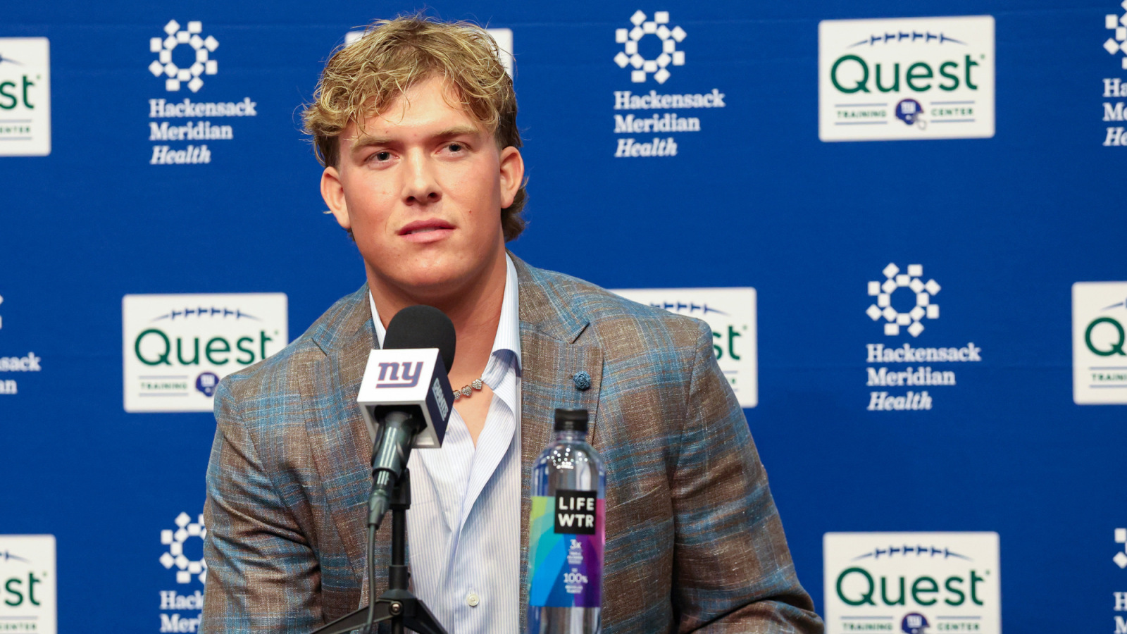 https://www.yardbarker.com/media/9/6/9628ee391e984ca799281dd9fe133ac54fbbf8c3/thumb_16x9/giants-gm-shares-stands-out-jaxson-dart.jpg?v=1
