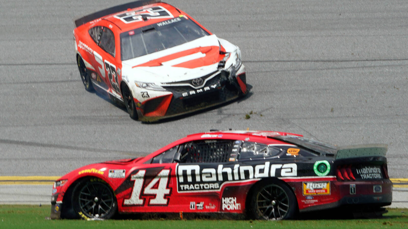 Watch: Huge crash at Daytona wipes out entire top 15 in NASCAR race - Vimarsana News