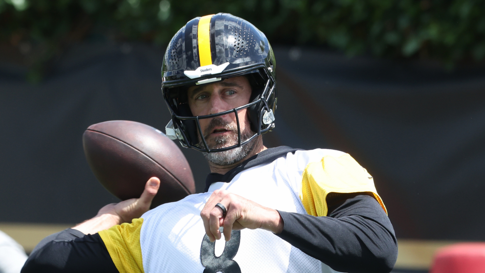 https://www.yardbarker.com/media/9/6/96d802e8b16d10e90f82a75f83982e5727df07c9/thumb_16x9/stars-already-aligning-aaron-rodgers-steelers.jpg?v=1