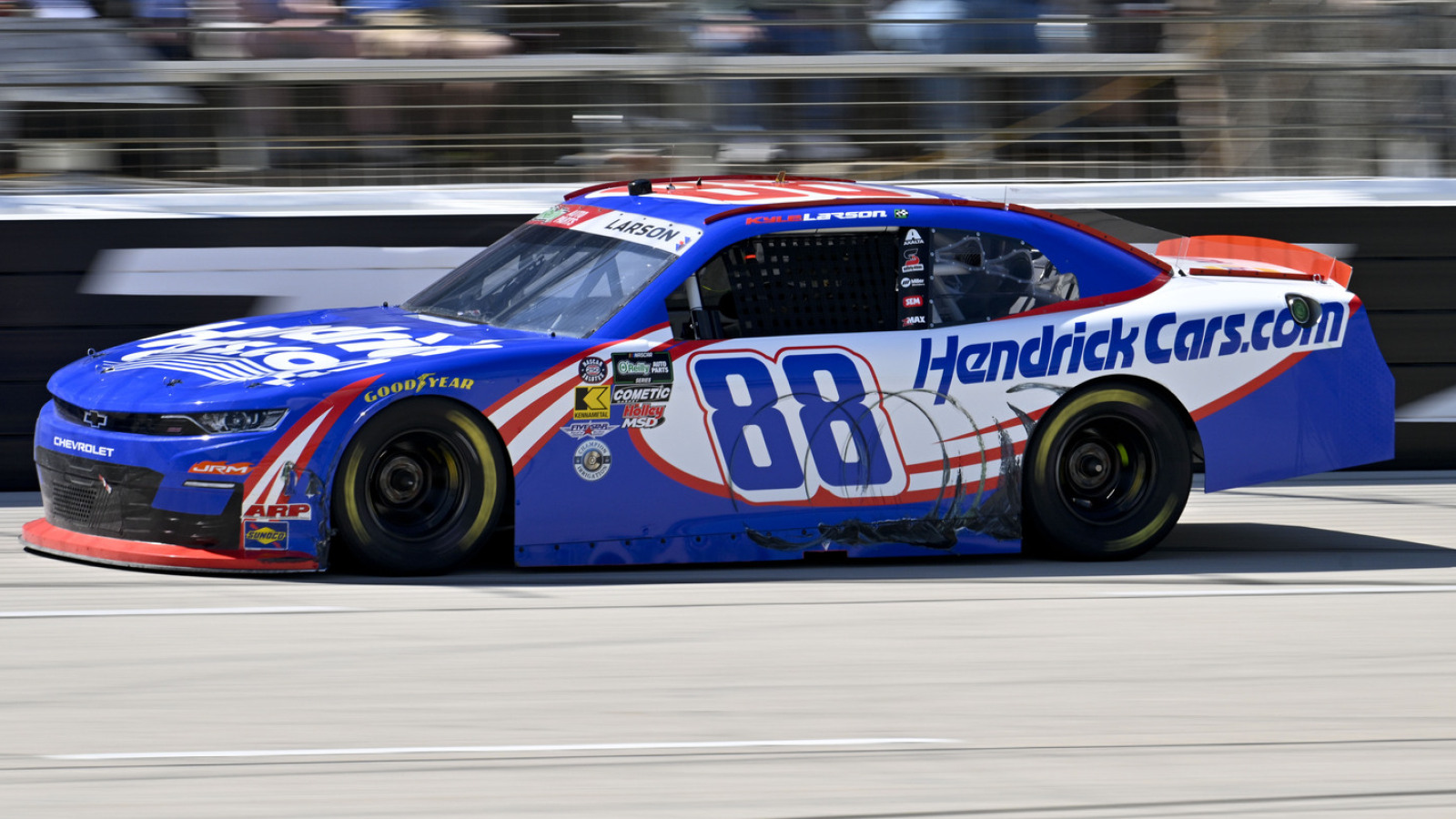 https://www.yardbarker.com/media/9/7/972a49b3108cfc2d35275f8986fb6bf3e8917d7b/thumb_16x9/kyle-larson-wins-thrilling-nascar-oreilly-series.jpg?v=1