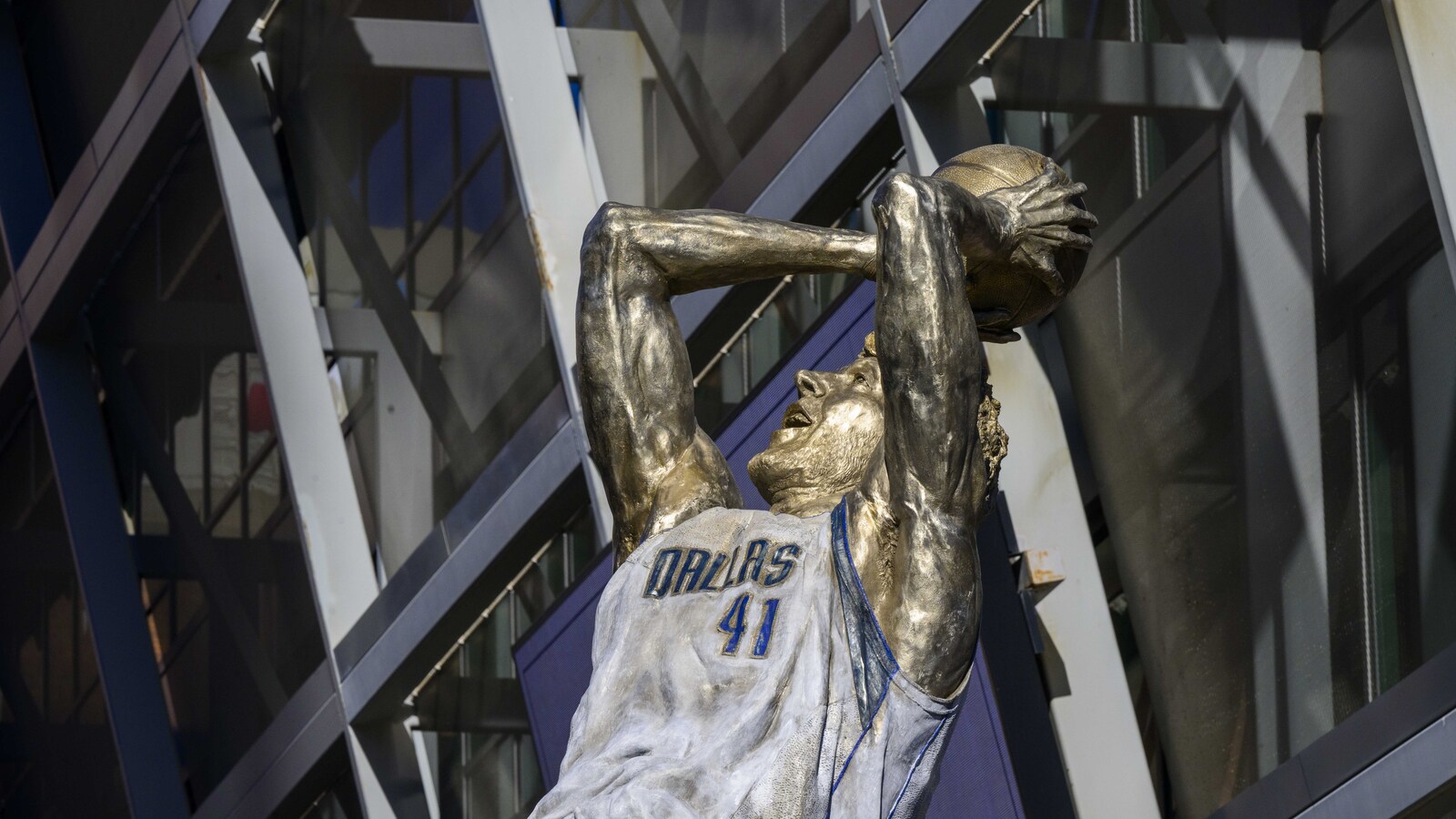 Look Mavericks unveil incredible Dirk Nowitzki statue Yardbarker