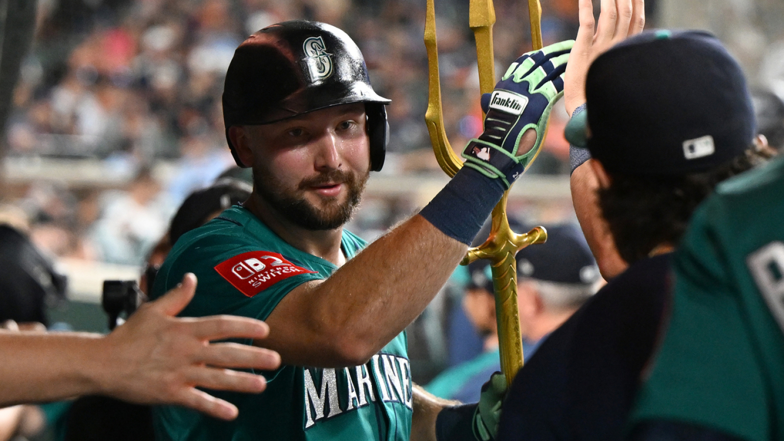 https://www.yardbarker.com/media/9/7/97dbacfd492babbea00cb78fe115f91c5b6f6068/thumb_16x9/mariners-cal-raleigh-keeps-chasing-history-win.jpg?v=1