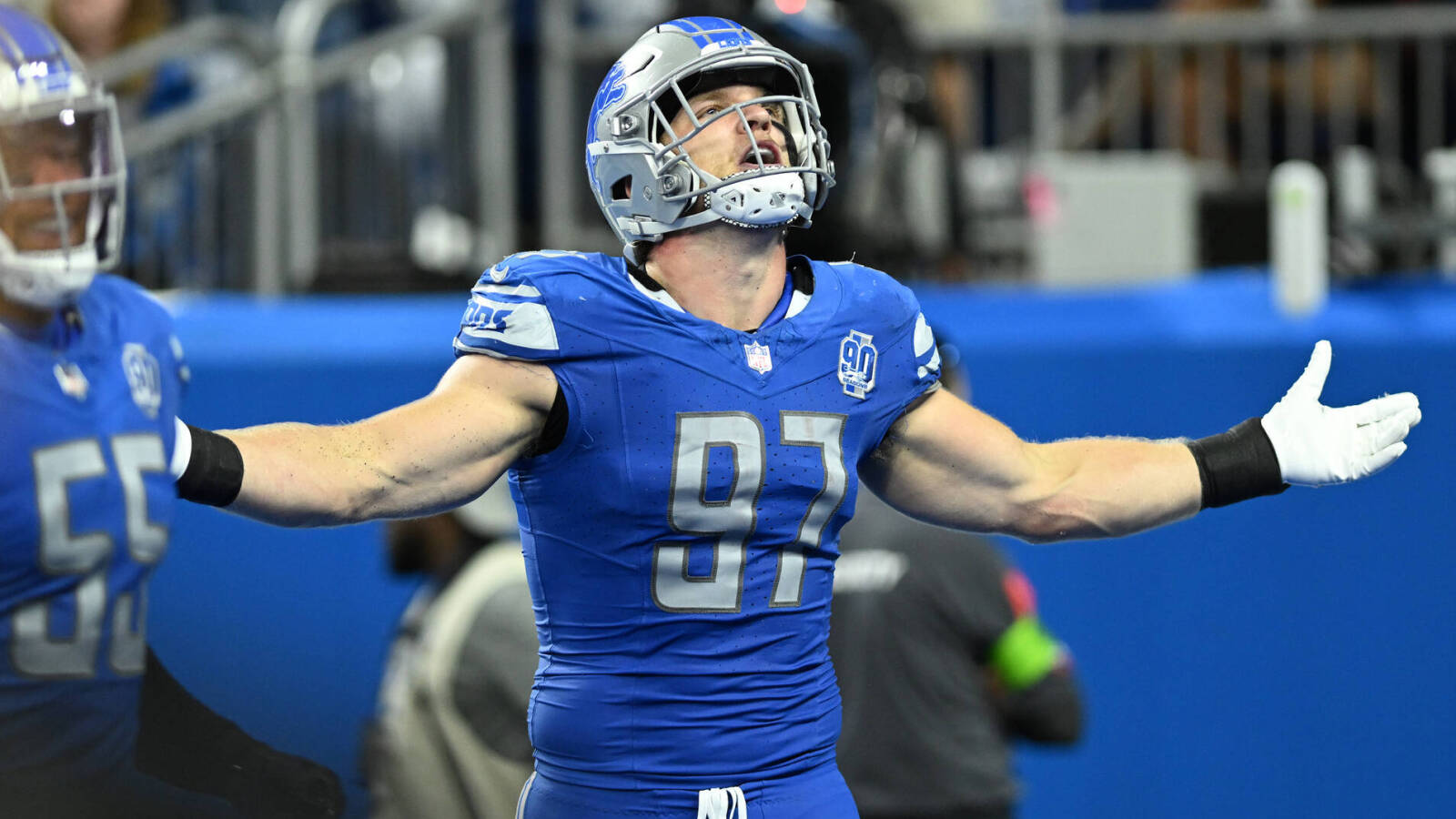 Aidan Hutchinson makes incredible one-handed interception Yardbarker