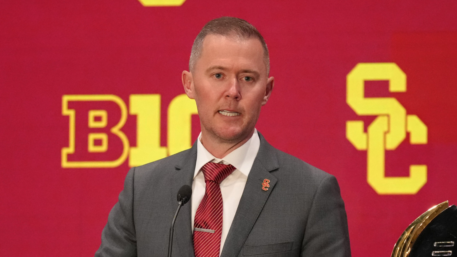 https://www.yardbarker.com/media/9/7/97eebc01c9d5b47fc901d3666d84337387483823/thumb_16x9/lincoln-riley-setting-bar-usc-2026-eyes-on-program.jpg?v=1