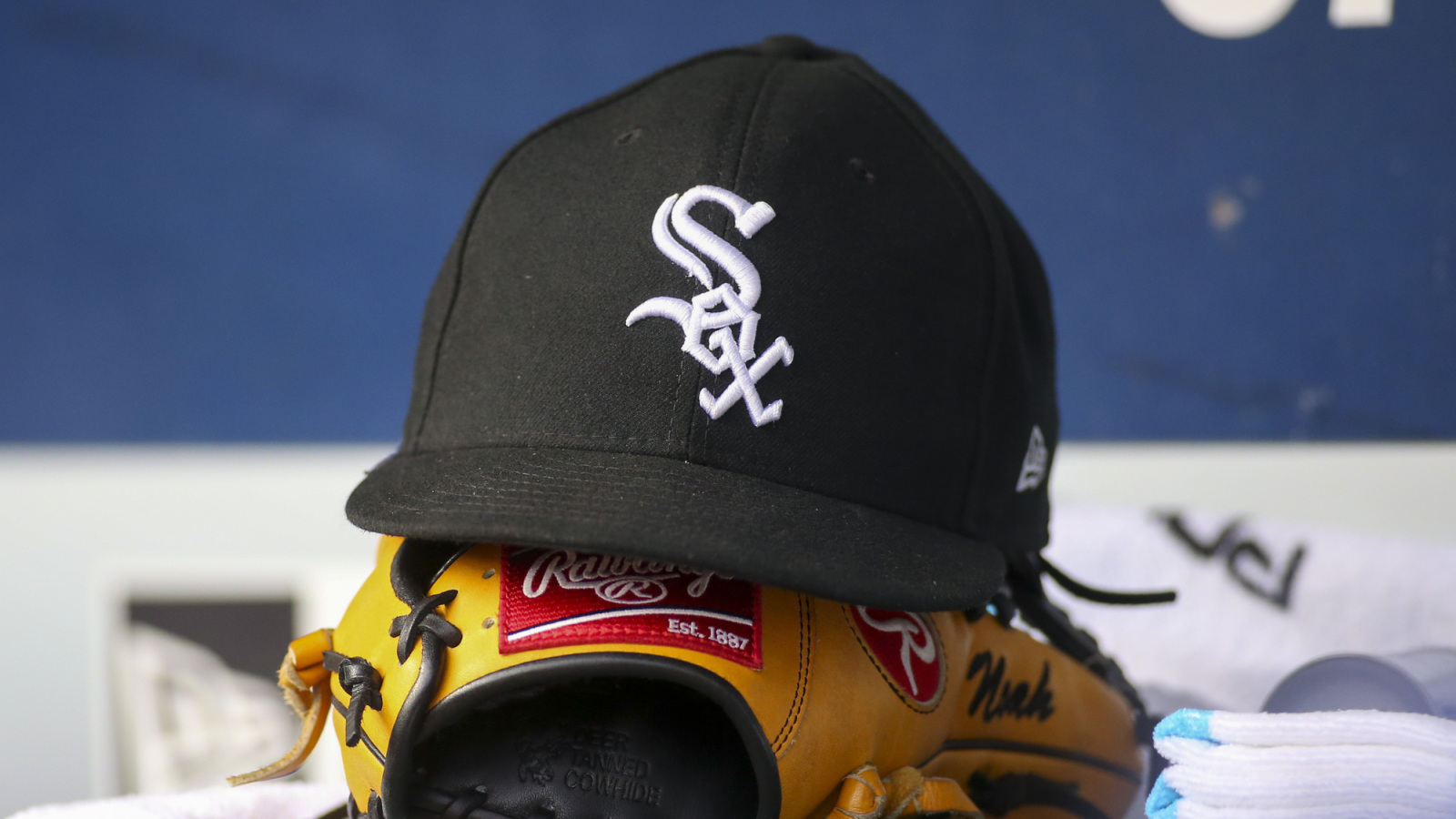 https://www.yardbarker.com/media/9/8/981bb30e49c4c62fb0b5c91ee276267649416d12/thumb_16x9/pope-leo-shows-off-his-white-sox-love-hat-vatican.jpg?v=1