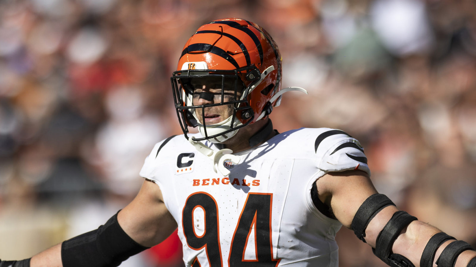 Watch: Bengals DE catches TD cross vs. Titans Watch: Bengals DE catches TD cross vs. Titans