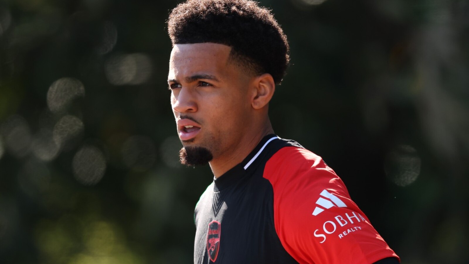 https://www.yardbarker.com/media/9/8/98abe32a82ecd935ddf65abcc117a94768cf9dfe/thumb_16x9/Ethan-Nwaneri-in-Arsenal-training.jpg
