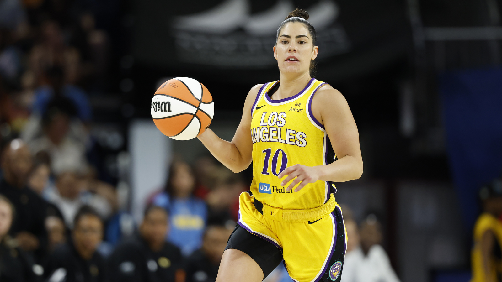 https://www.yardbarker.com/media/9/8/98baed34a6c3bf3ef82030314f5fa3a3175eb6bb/thumb_16x9/kelsey-plum-strong-words-fever-star.jpg