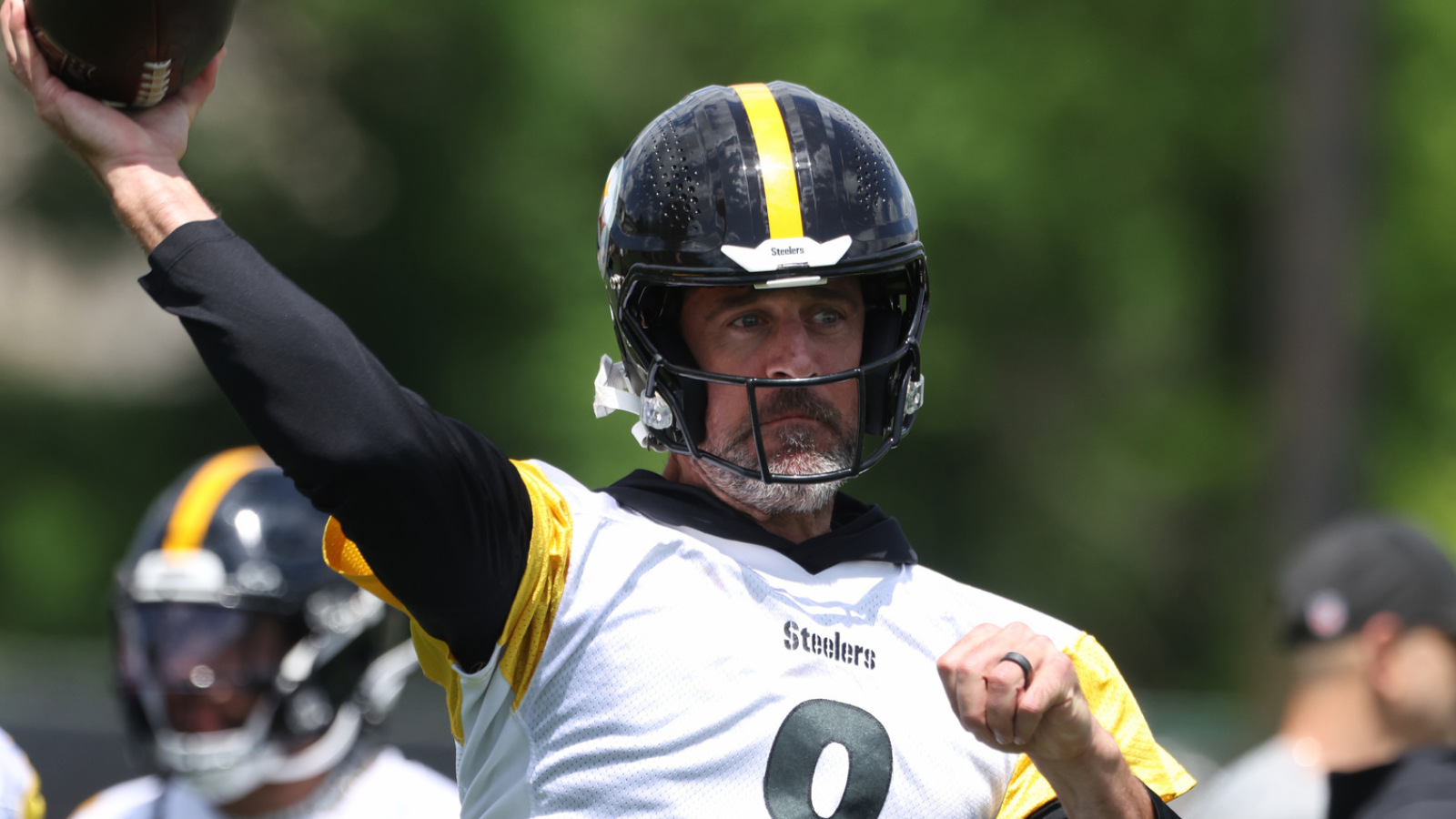 https://www.yardbarker.com/media/9/8/98d42408d39bf41ba0a457d4c8bc43a0e01acf00/thumb_16x9/steelers-howard-drew-allar-learn-important-lesson.jpg?v=1