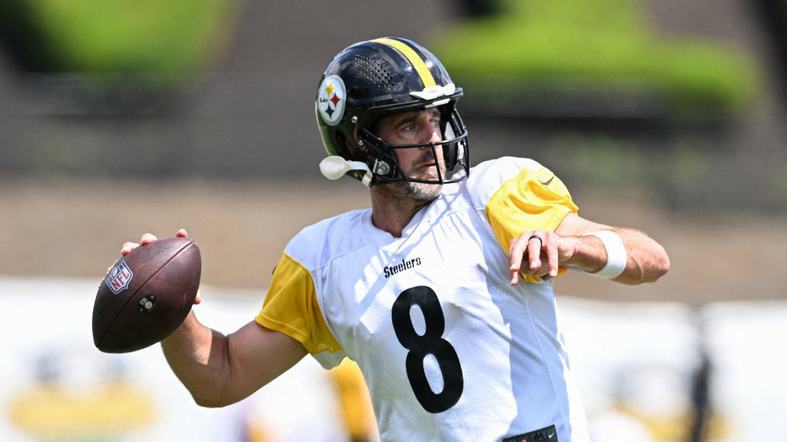 https://www.yardbarker.com/media/9/8/98dbd5604c419833b103711a5d7d60b09b3c2138/thumb_16x9/aaron-rodgers-calls-out-steelers-teammate-practice.jpg?v=1