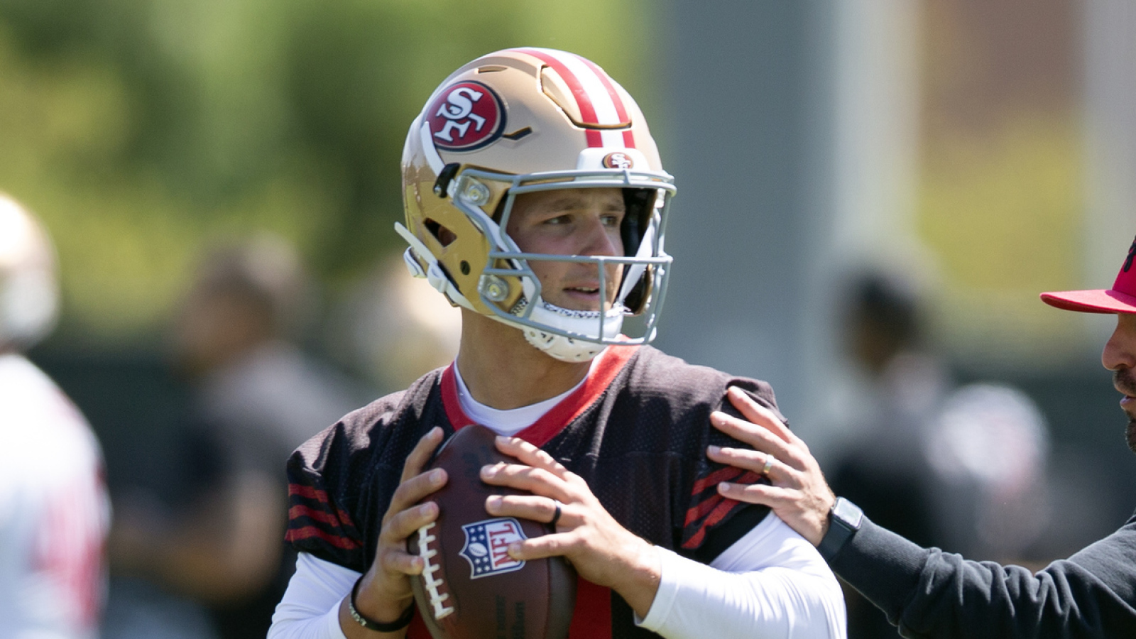 https://www.yardbarker.com/media/9/9/9944f14ca8117a4648786e323c1b7ffef06d06c6/thumb_16x9/joe-montana-offers-strong-reaction-49ers-paying.jpg?v=1