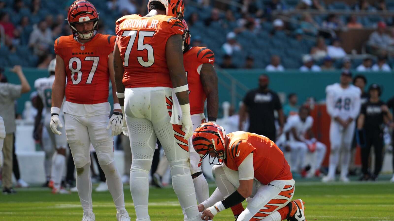 What Joe Burrow immediately did after Bengals teammate asked to tie his shoe