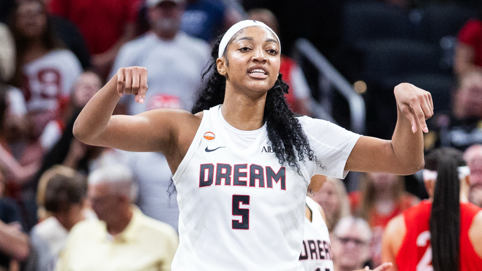 https://www.yardbarker.com/media/9/a/9aa0fa37c50cbc1690e60598ed58bf1719fc9e73/thumb_16x9/angel-reese-dream-history-win-over-caitlin-clark.jpg?v=1