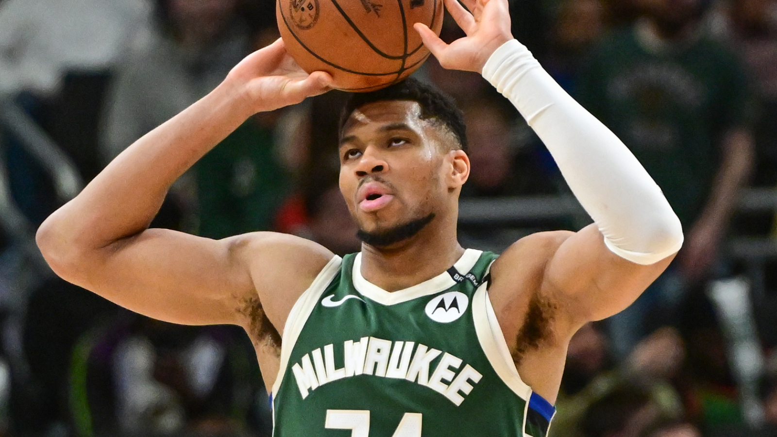 https://www.yardbarker.com/media/9/a/9aca4a4869aa12f41e536d2dbd2d8a0a2b095535/thumb_16x9/giannis-antetokounmpo-would-wise-stay-put-east.jpg?v=1
