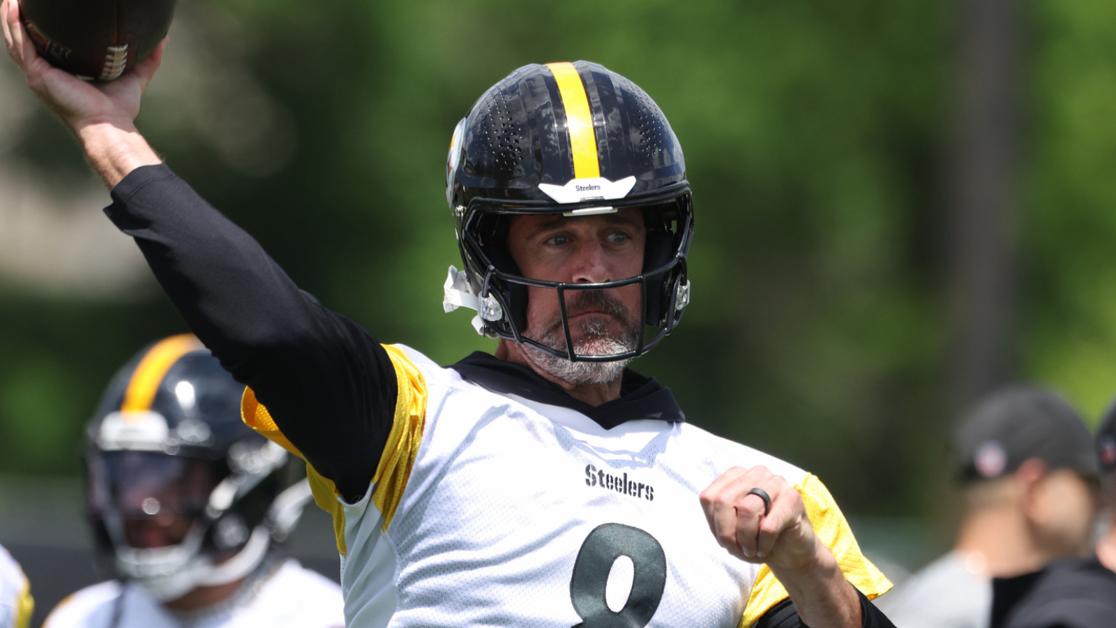 https://www.yardbarker.com/media/9/b/9b94739aebfabb07e543b8c051b74f73554af395/thumb_16x9/aaron-rodgers-gives-update-retirement-plans-ahead.jpg?v=1