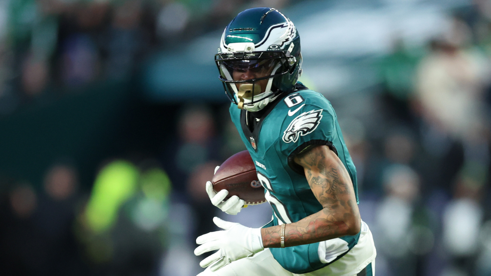 https://www.yardbarker.com/media/9/b/9bf52b095e08046accfe884dc44e170bd07bec50/thumb_16x9/eagles-devonta-smith-locked-amid-aj-brown-rumors.jpg?v=1