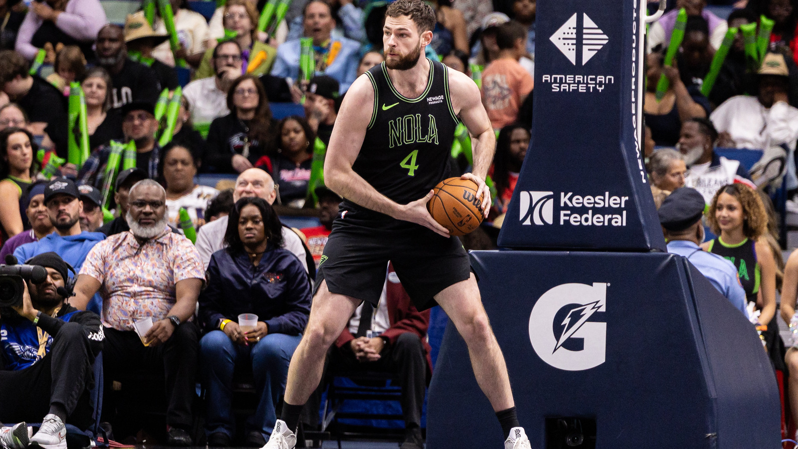 Pelicans re-sign Hunter Dickinson