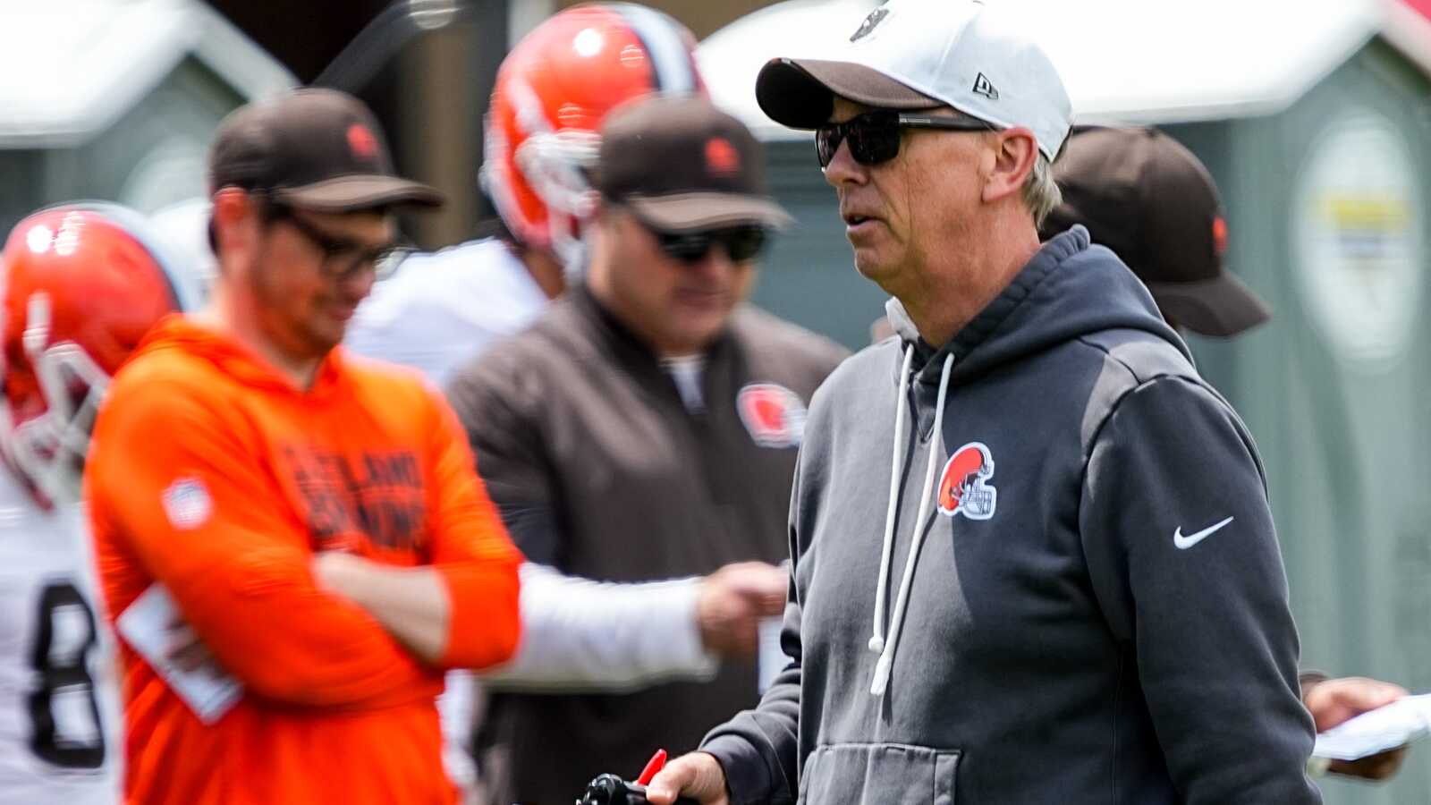 https://www.yardbarker.com/media/9/c/9ce56abe9c4655e394c3336ec8f32db55319106c/thumb_16x9/cleveland-browns-coach-todd-monken-left-walks.jpg?v=1