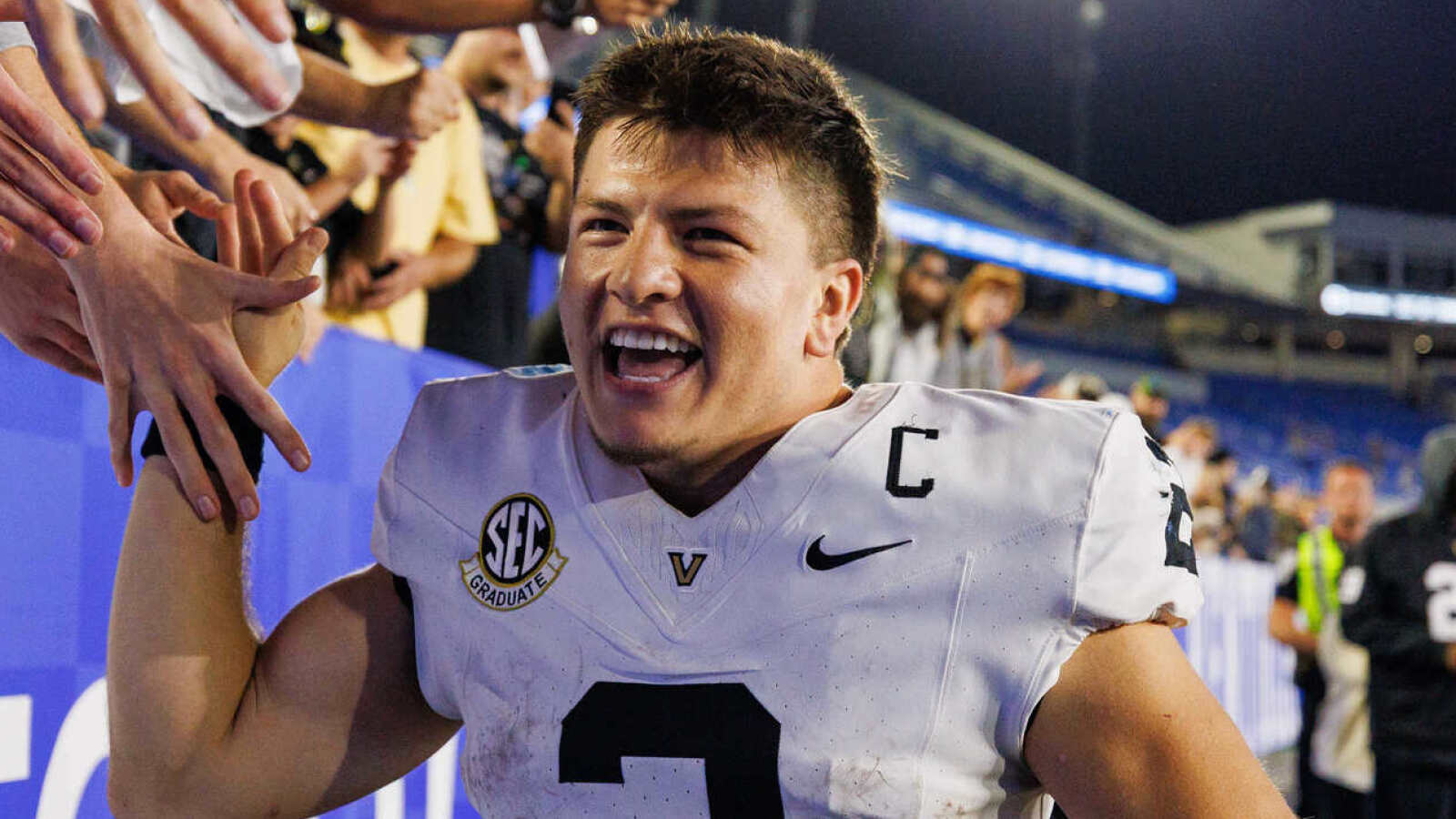https://www.yardbarker.com/media/9/d/9d4bd9790454547c6a874e17a8a9b8eab44c9e34/thumb_16x9/one-under-radar-game-weeks-0-7-college-football.jpg?v=1