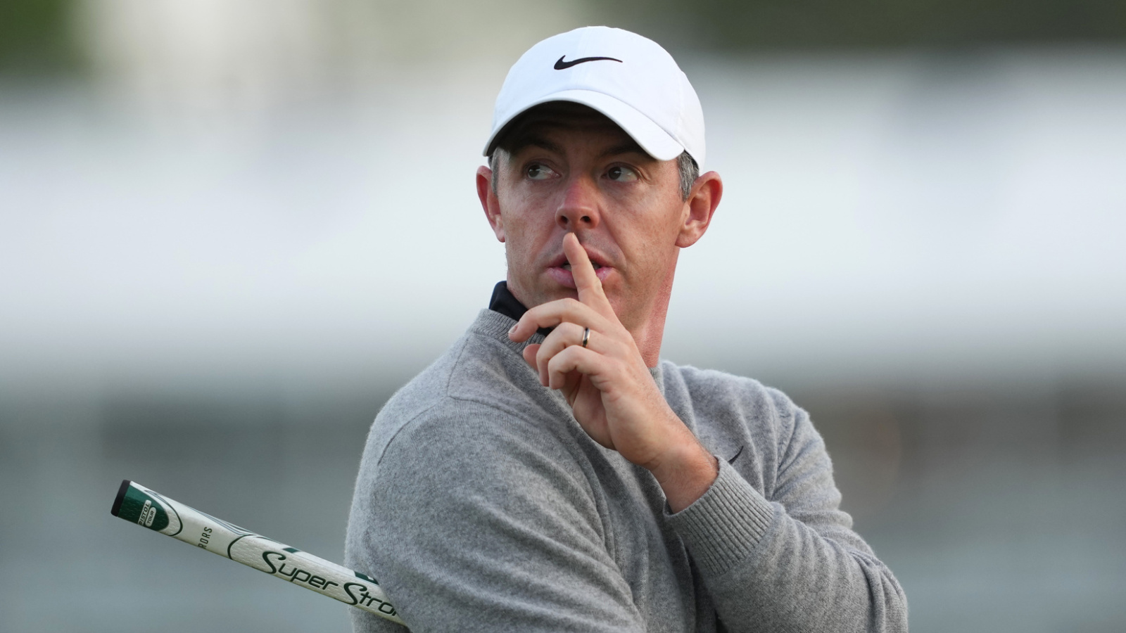 https://www.yardbarker.com/media/9/d/9d6c791f4ecb5f57312fc037c6ea2b93eea952d9/thumb_16x9/rory-mcilroy-scottie-scheffler-gripe-aronimink.jpg?v=1
