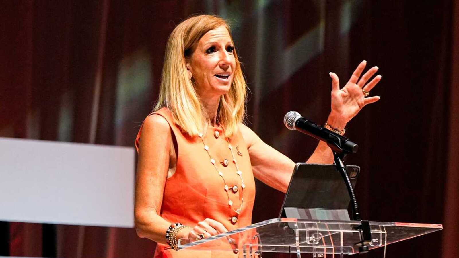 https://www.yardbarker.com/media/9/d/9d814733b41e8d432822020cc53d9750c94cf092/thumb_16x9/wnba-commissioner-taking-criticism-lying-down.jpg?v=1
