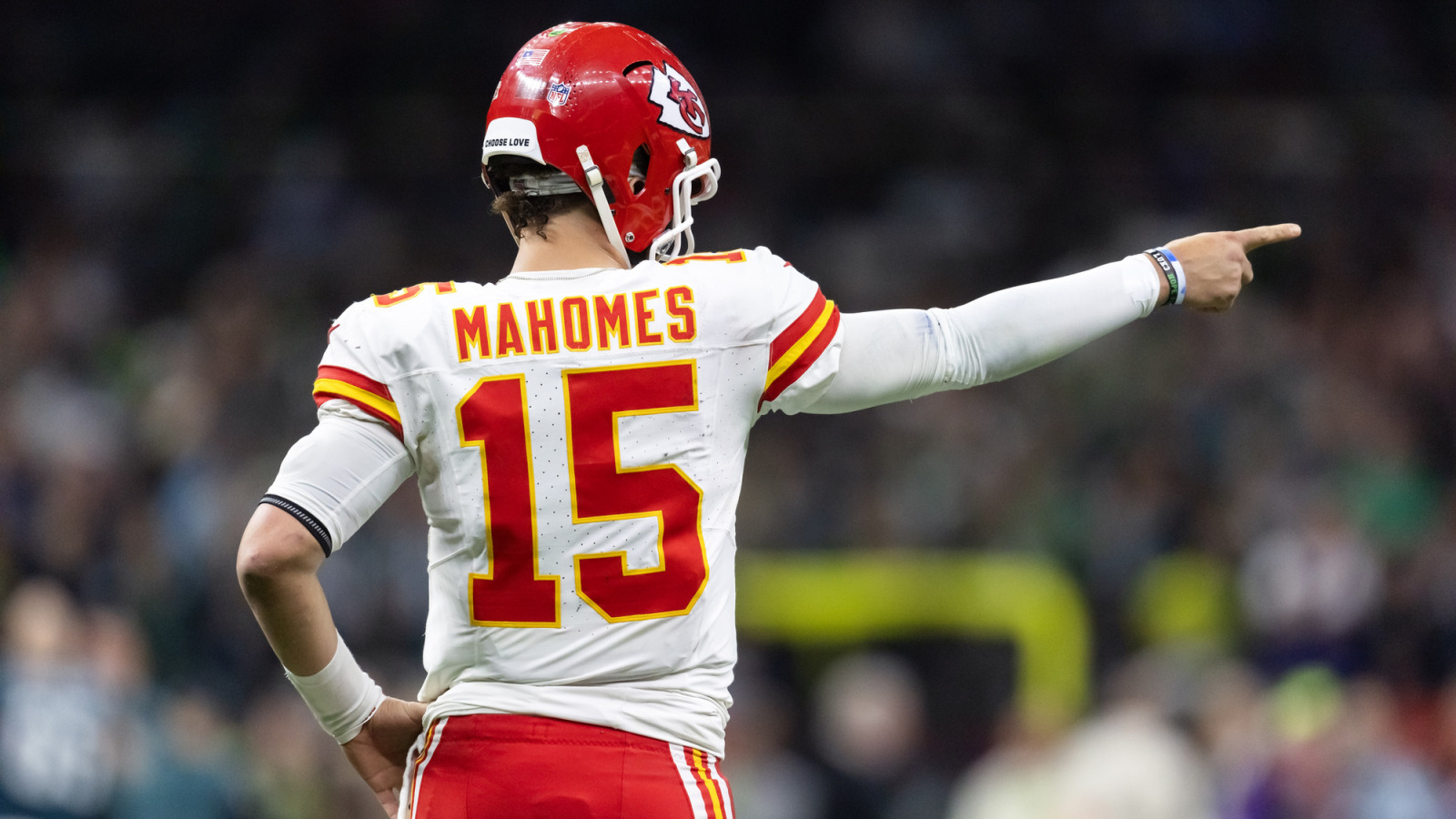 https://www.yardbarker.com/media/9/e/9e83e59ffa60f8f276f300d1239ba1bf289f77b4/thumb_16x9/future-hall-famer-patrick-mahomes-chatting.jpg?v=1
