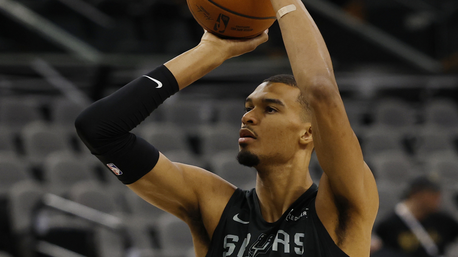 https://www.yardbarker.com/media/9/e/9ec4e63257d1c48eb76b55caa2df38941f408f99/thumb_16x9/key-matchups-watch-spurs-knicks-nba-finals.jpg?v=1