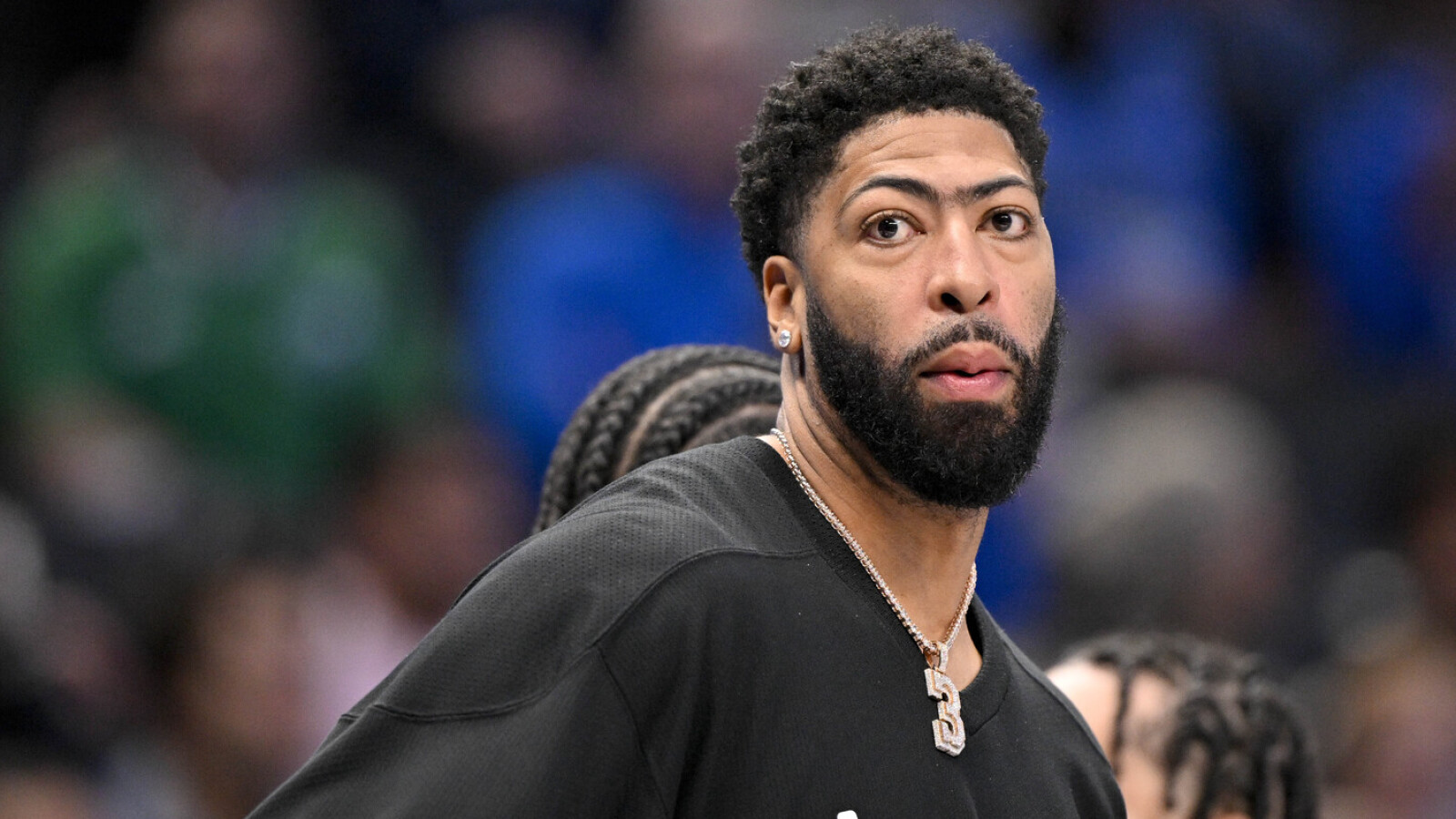 https://www.yardbarker.com/media/9/f/9f2b82879d5eb541d15a2b9252ceb4a25ef9cdfc/thumb_16x9/anthony-davis-reacts-trade-rumors-eyes-return-vs.jpg?v=1