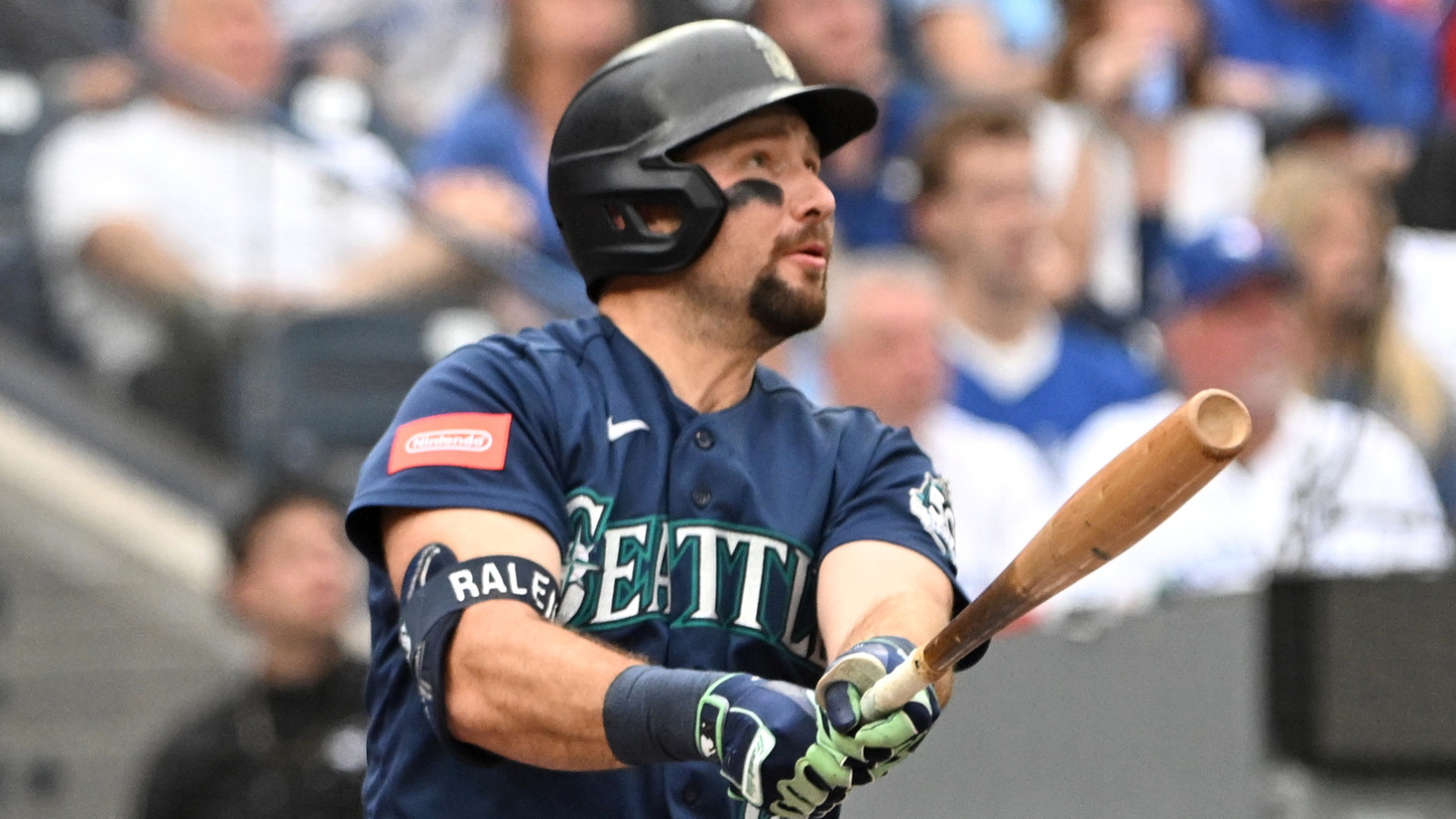 https://www.yardbarker.com/media/9/f/9f853a2c8fd2ac78febbbc77011d8c9ca680c6cb/thumb_16x9/mariners-cal-raleigh-joins-elite-company-latest.jpg?v=1