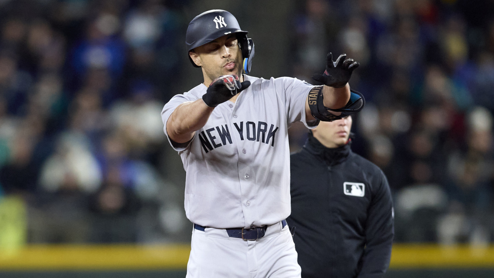 https://www.yardbarker.com/media/9/f/9fd86713c6a8f31041954279d1504b26488e2653/thumb_16x9/giancarlo-stanton-records-first-regular-season.jpg?v=1