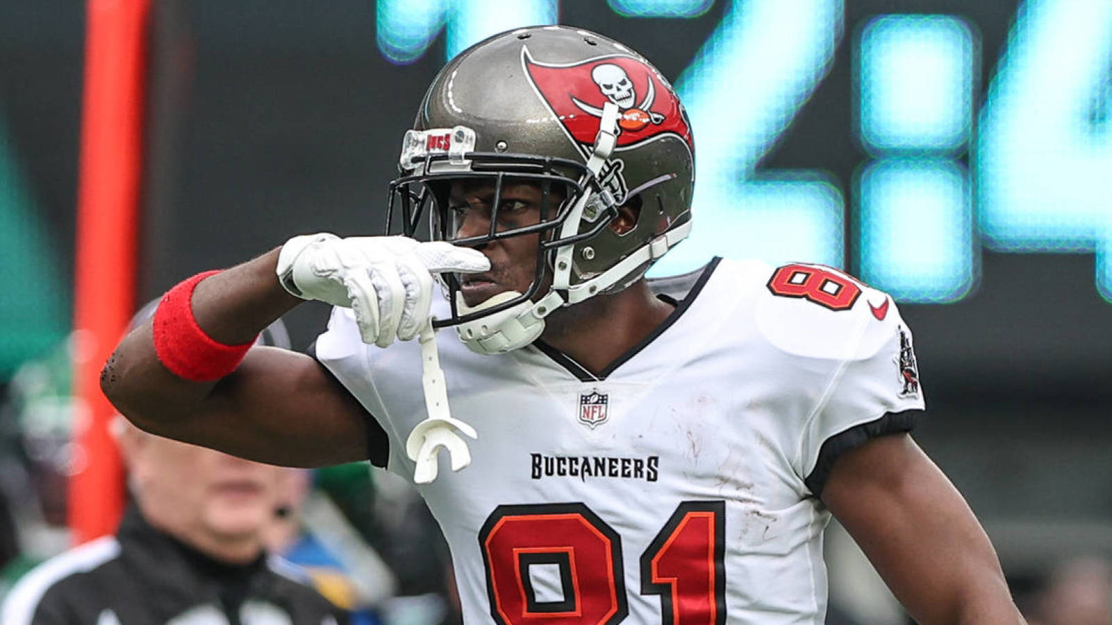 Bucs' Brown throws uniform into stands, runs off field midgame