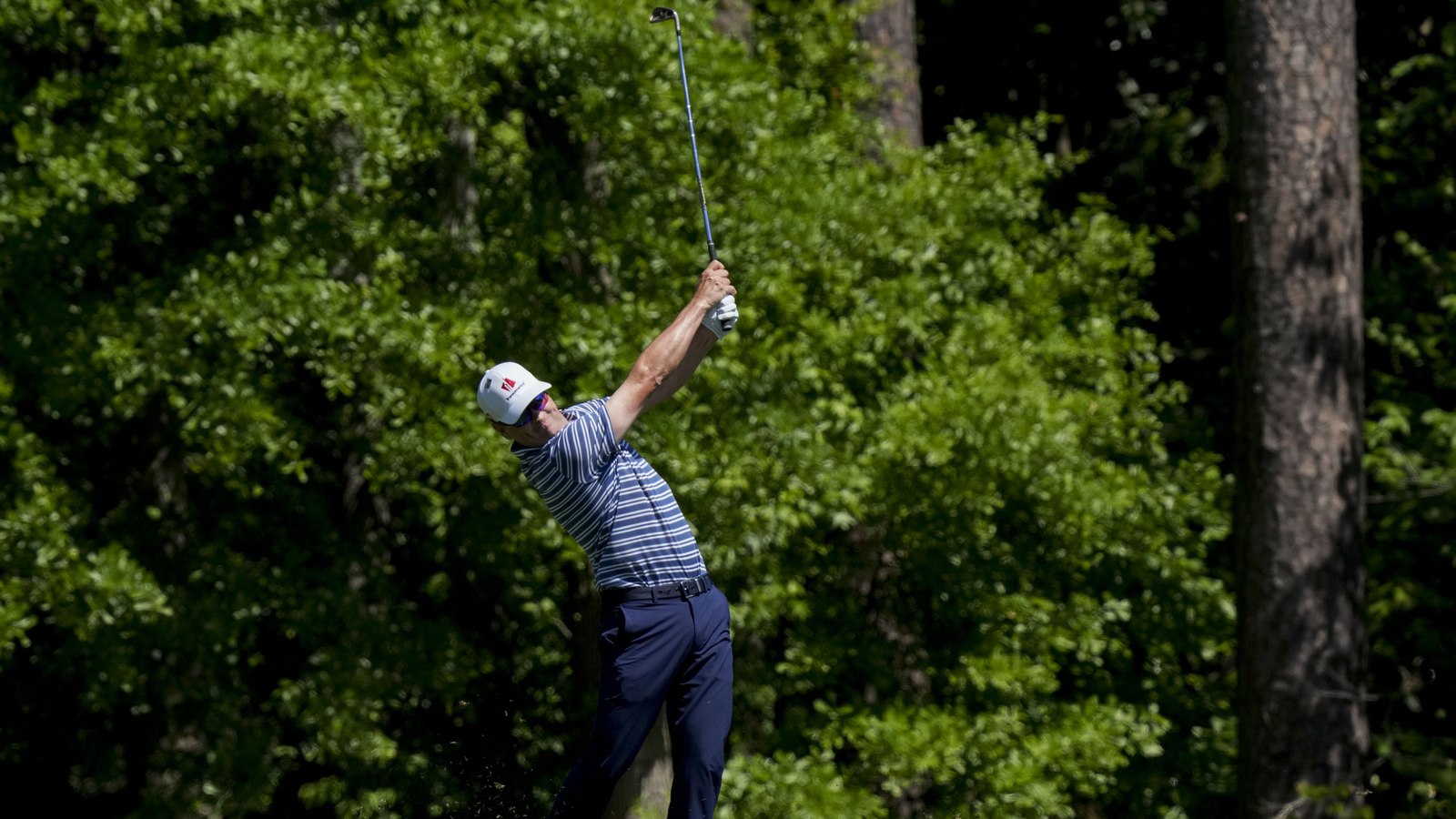 https://www.yardbarker.com/media/a/0/a0192c08c13e4b8bd82c087f8a8986b0de8d4e3b/thumb_16x9/zach-johnson-embraces-annual-stroll-home-john.jpg