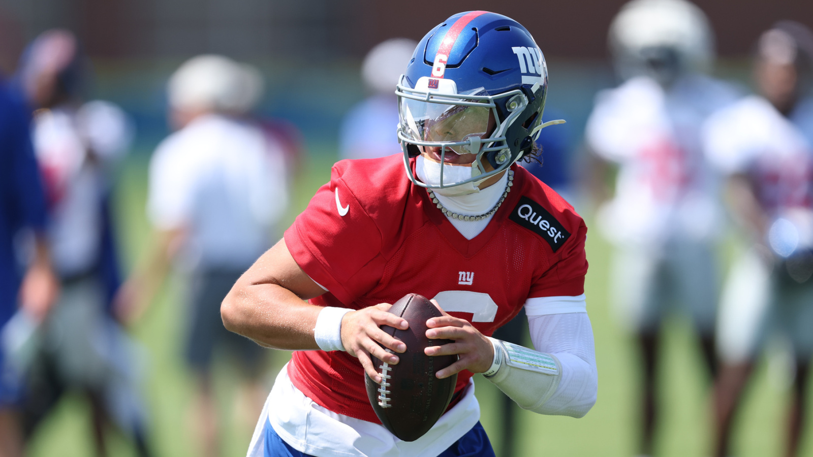 How Giants rookie QB, star WR bonded during intense pickup basketball game