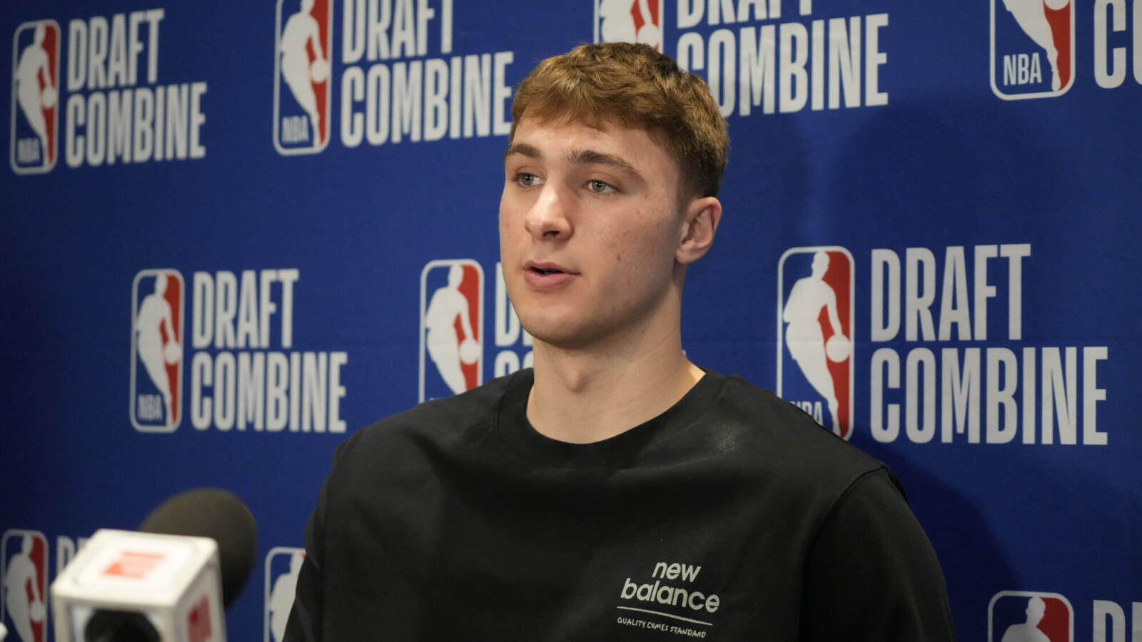 https://www.yardbarker.com/media/a/0/a09fd39fb3705a9edb69f0646a9996489c66af46/thumb_16x9/lebron-james-believes-cooper-flagg-advantages-he.jpg?v=1