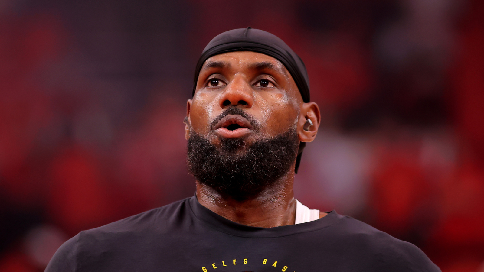 https://www.yardbarker.com/media/a/0/a0c140b09648541ed21a9b5028fe27f04a1f363b/thumb_16x9/lebron-james-informs-lakers-major-career-decision.jpg?v=1