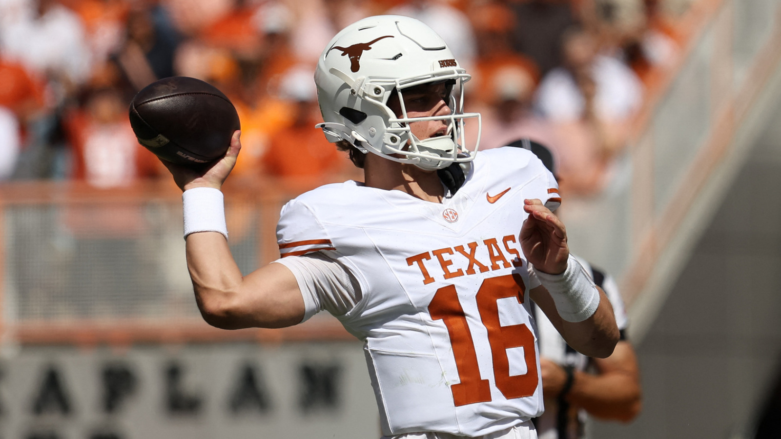 https://www.yardbarker.com/media/a/2/a29640990313778f29d5dc8ffbf74f87b69cc5c8/thumb_16x9/arch-mannings-meltdown-helps-oklahoma-knock-off-1.jpg?v=1