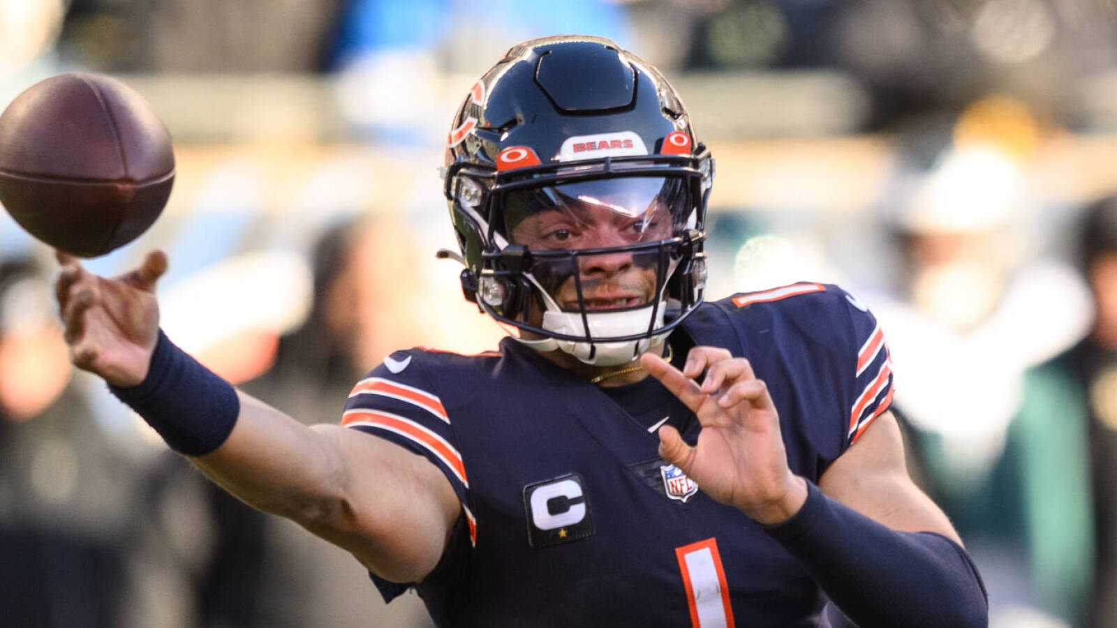 Bears GM, takas söylentilerinin ortasında Justin Fields’ı destekliyor