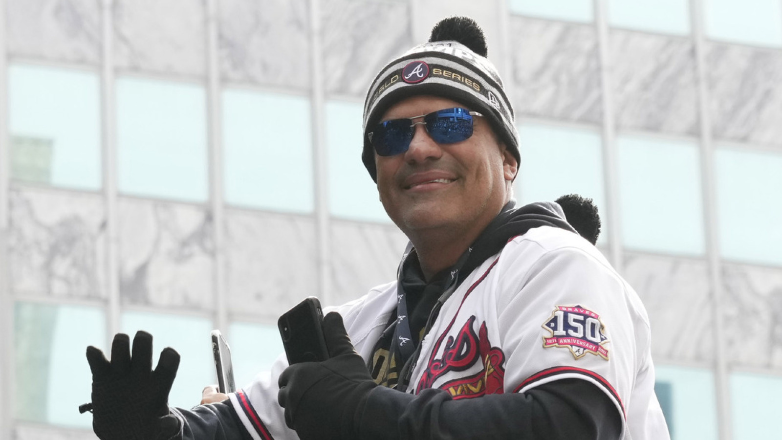 https://www.yardbarker.com/media/a/2/a2e889a2e4d85264842a2e345db5fa760e533609/thumb_16x9/braves-coach-under-microscope-incident-yankees.jpg?v=1