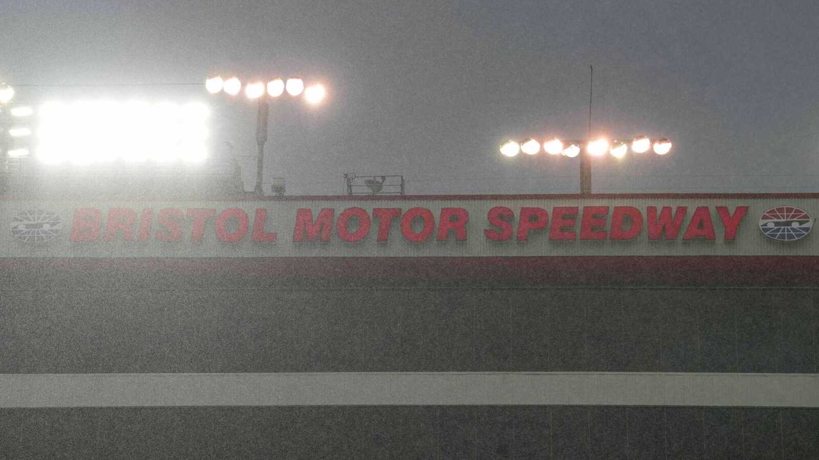 https://www.yardbarker.com/media/a/3/a31279f64a551b3408e6223f121738931ad0dd61/thumb_16x9/mlb-speedway-classic-bristol-gets-full-nascar.jpg?v=1
